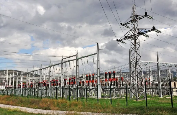Distributerji električne energije  se zavzemajo, da bi kot lastniki infrastrukture   dobili tudi koncesijo za distribucijo.