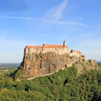 Mogočni grad Riegersburg, prepoznavni simbol regije Vulkanland na avstrijskem Štajerskem.