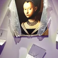 Vlado Repnik je razstavil print reprodukcije Portret mladega dekleta Petrusa Christisa, prižgane laptope pa potopil v belo barvo.  