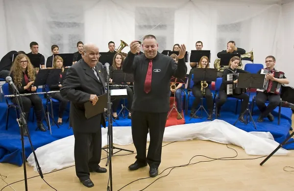 Vrhovska vaška godba je ob jubileju doživela spremembo: zaslužnega ustanovitelja Leandra Pegana (levo) je zamenjal mlajši dirigent Giorgio Prasel.