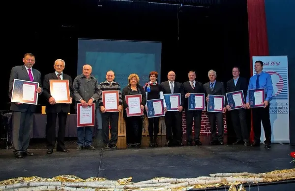 Med letošnjimi prejemniki priznanj Območne obrtno-podjetniške zbornice Postojna in Obrtno-podjetniške zbornice Slovenije je priznanje za najstarejšega še aktivnega obrtnika  prejel Janko Ozibč (tretji z leve), za obrtnika z najdaljšim stažem pa Rudolf