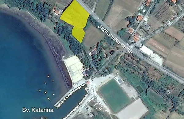 17. decembra bo koprsko sodišče na drugi dražbi iskalo kupca za parcele med Sv. Katarino in Adrio (označeno z rumeno), ki jih ima v lasti podjetje Electa naložbe. 