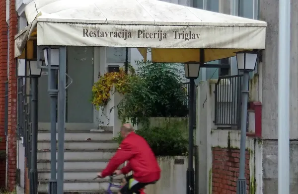 Nekdaj daleč okrog znana picerija je že dolgo prazna, v Hitu pa zdaj iščejo najemnika oziroma kupca.