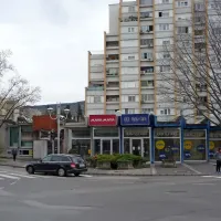 Nekdaj živahno poslopje je  že dalj časa počasi propadajoča betonska lupina.