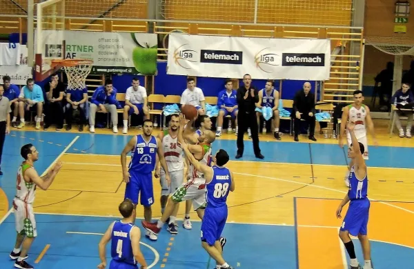 Ob pomanjkanju pozornosti v obrambi so portoroški košarkarji v zadnjem delu tekme v Grosupljem zaigrali visoko vodstvo 