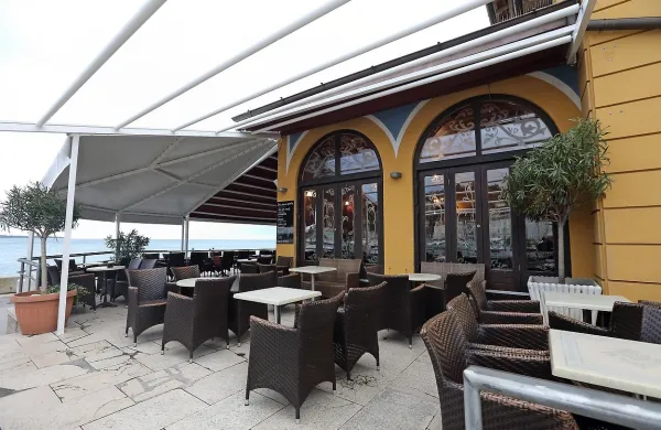 Najemnik lokala Cafe teater je fizično napadel zdravstvena inšpektorja, kar je na sodišču tudi priznal in si prislužil pogojno kazen.