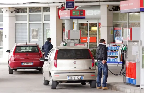 Italijanski vozniki še pridejo po gorivo čez mejo, a velike gneče ni več, saj  razlike v ceni goriva v Sloveniji in Italiji niso več tako velike.