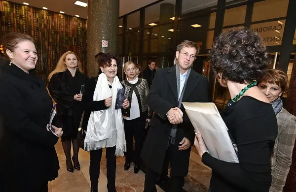 Predsednika vlade Mira Cerarja je v gledališče pospremila Breda Pahor, predsednica upravnega sveta SSG (na fotografiji tretja z leve).