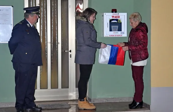 Nov defibrilator ob vhodu v gasilski dom