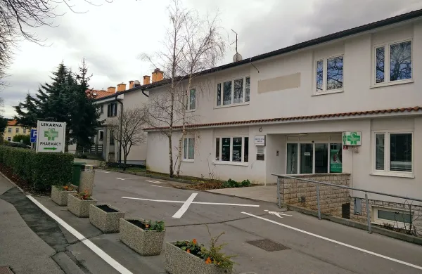 Dežurni center v zdravstveni postaji v Hrpeljah  je najbolj dragocen za občane  hrpeljsko-kozinske občine, ki jim ponoči skrajša pot do zdravnika, do katerega bi sicer morali v Sežano. Toda  občina pod vodstvom prejšnjega župana Zvonka Benčiča Midreta