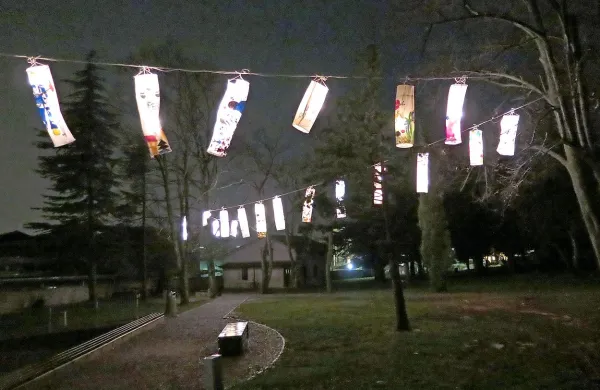 V Sežani so za praznično vzdušje tudi letos poleg estetsko postavljenih lučk na Partizanski in Kosovelovi ulici poskrbeli še lampijoni z lepimi motivi  in sporočili.