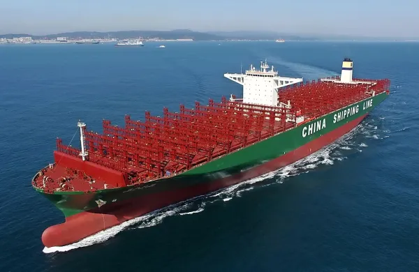 Več kot štiri nogometna igrišča bi lahko postavili na palubi največje kontejnerske ladje Globe kitajskega ladjarja China Shipping Container Lines.
