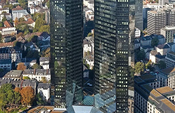 Ameriška vlada je vložila tožbo proti nemški Deutsche Bank, ki se je z ustanavljanjem slamnatih podjetij po njenem mnenju pred leti izognila plačilu davkov.