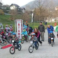 Dirkali so tudi najmlajši, ki so jim morali do začetnega ravnotežja pomagati starši.