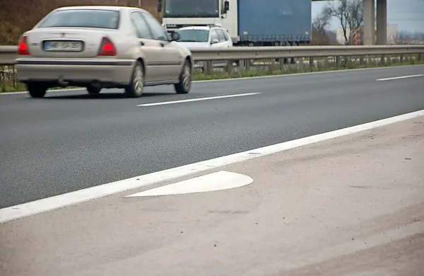 Polkrog ob desni robni črti  opozarja, da je treba ob gosti megli zmanjšati hitrost na na 50 kilometrov na uro.