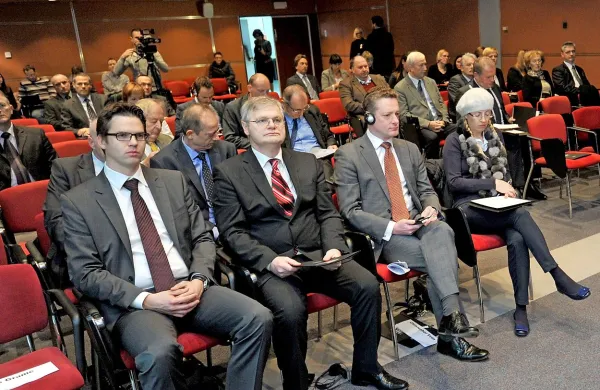 Tudi predsednik KPK Boris Štefanec (drugi z leve) je pozorno prisluhnil rezultatom raziskave o razvoju koruptivnih praks pri lastninskem preoblikovanju podjetij.