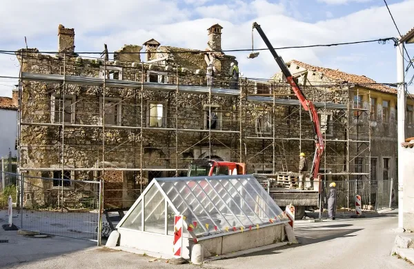 Včeraj so začeli z nadzorovanim rušenjem Jančarjeve domačije v Senožečah.