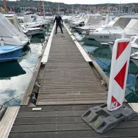 Eden od dveh  podaljškov ob Sončnem nabrežju. Na obeh straneh pomola bodo do konca meseca   priskrbeli   manjkajoče pokrove energetske kinete.  