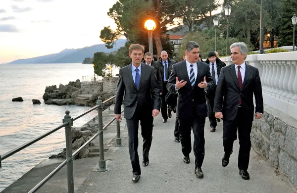 Cerar, Milanović in Faymann med sprehodom po Opatiji.