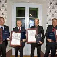 Ustanovno listino mreže univerz so podpisali (od leve) rektor Univerze v Novi Gorici   Danilo Zavrtanik, rektor Univerze v Ljubljani  Ivan Svetlik, rektor Univerze na Primorskem  Dragan Marušič ter v. d. direktorja Parka Škocjanske jame Stojan Ščuka.