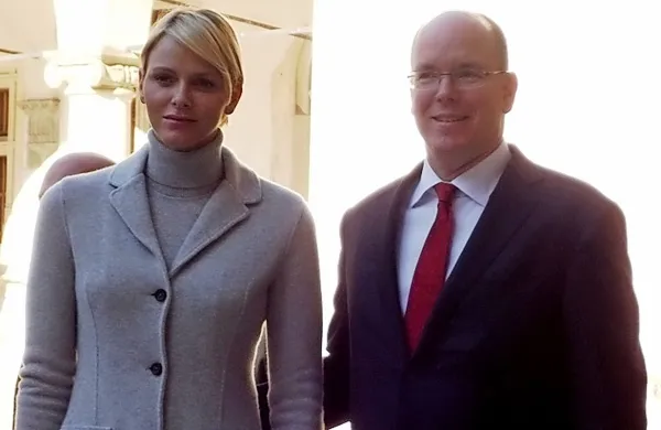 Monaški princ Albert II in Charlene sta postala starša dvojčkov.