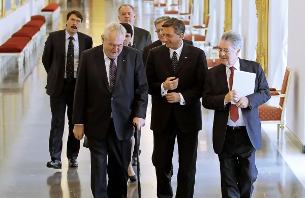 Predsednik republike Borut Pahor je danes na vrhu višegrajske četverice ter Slovenije in Avstrije v Pragi izpostavil pomen Luke Koper.