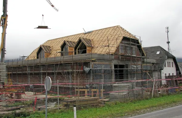V novi in stari stavi bo dovolj prostorov in garaž za vse službe za zaščito in reševanje.    