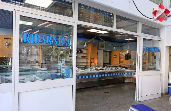 Nov najemnik nekdanje Delmarjeve ribarnice na koprski tržnici bo piransko podjetje Barmar. 