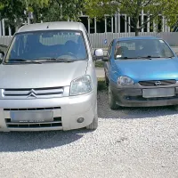 Parkirišče je, kot kaže, le za suhce, ki lahko zlezejo v avto, že če samo  za ped odprejo vrata
