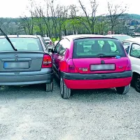 V avto  skozi prtljažnik?