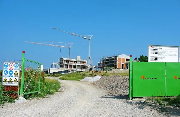 Turistično kmetijo Bužekijan ali posestvo Mala Seva je gradil Kraški zidar. Zadnji dve leti je formalni lastnik kompleksa   podjetje Lutu Roka Bužekijana.    