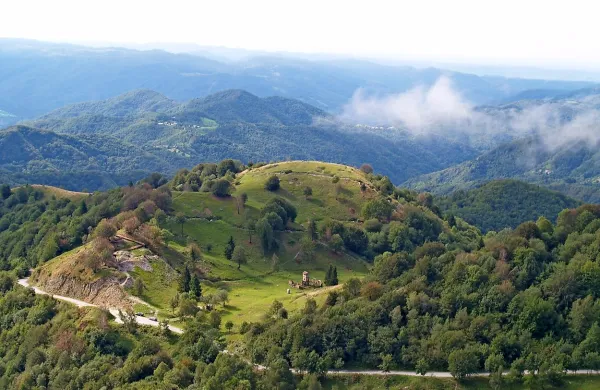 Na območju Kolovrata se je popoldne vnel požar.