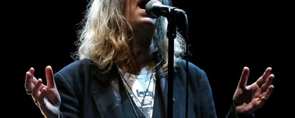 Patti Smith se je v razprodanem videmskem gledališču poklonila Pasoliniju in dobrikala Frančišku.   