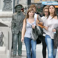 Velikega pisatelja James Joycea, ki danes mimoidoče opazuje na Rusem mostu, so kmalu po prihodu v Trst aretirali. 