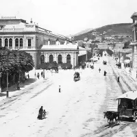 Pogled na tržaški Trg svobode leta 1909 ... 