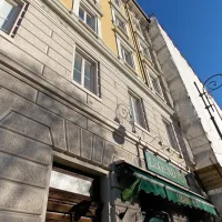 V hiši, kjer je stanoval Julius Kugy, danes domuje  pub. 