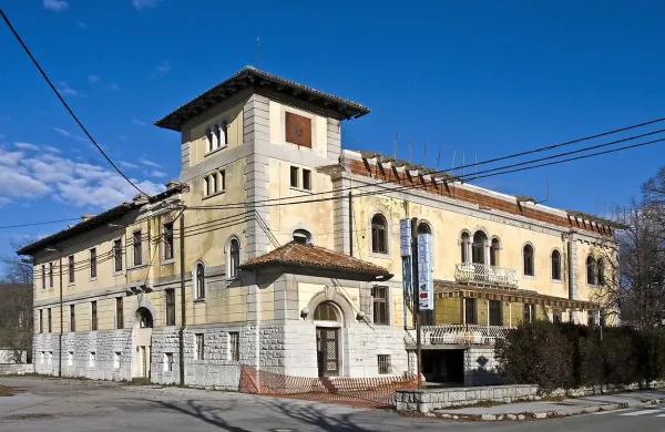 Nekdanja sodna palača sredi Senožeč, v kateri je bila nazadnje restavracija, je po požigu strehe leta 2012 vendarle dobila nove tramove in kritino. Dobiva tudi novega lastnika, a  se ta do vpisa v zemljiško knjigo še noče izdati.  