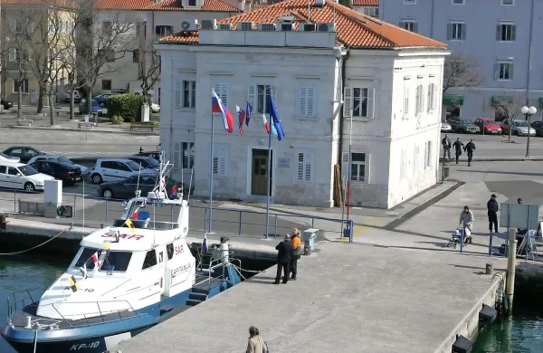 Uprava za pomorstvo privarčevanega denarja ne bo mogla porabiti za nakup novega čolna, ampak bo morala denar zaradi neupravičene pritožbe enega od ponudnikov vrniti  v proračun.