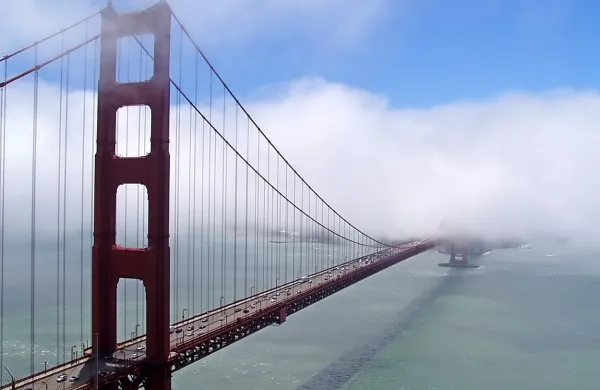  Na mostu Golden Gate v San Franciscu, ki je zgrajen, da se ob močnih vetrovih ziba, so imeli težave vozniki, ki jih je zanašalo sem in tja.