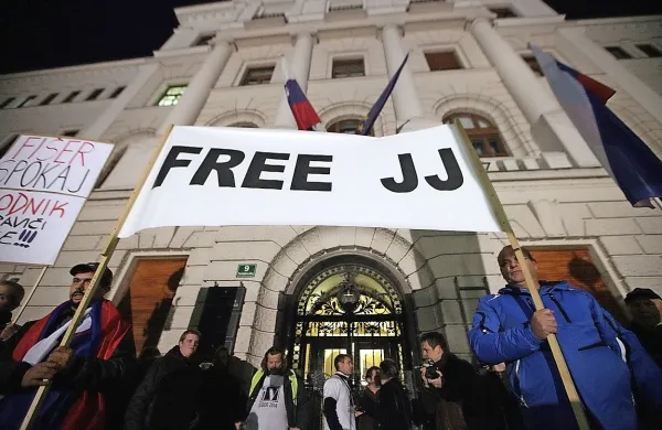 Predsednik SDS Janez Janša je po prihodu na prostost nagovoril množico podpornikov pred sodno palačo. 