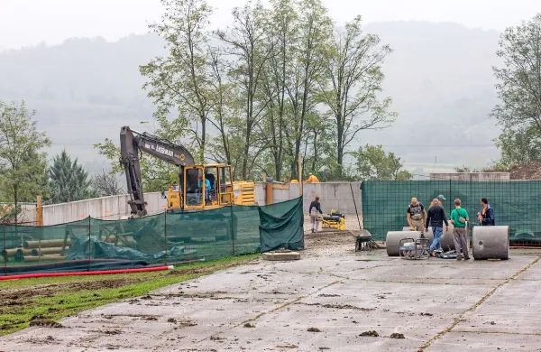 Oktobra so naredili prvo fazo, na občini pa vztrajajo, da razpisa za drugo fazo gradnje telovadnice ne bo, dokler ne bo sprejet proračun. Šolarji bodo brez telovadnice še najmanj leto dni, verjetno pa bistveno dlje. 