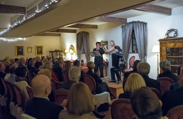 Miro Božič, Špela Flajšakar in Marko Hatlak  so na dobrodelnem koncertu Rotary kluba navdušili številno občinstvo. 