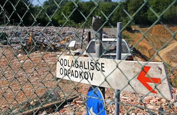 O odlagališču odpadkov se Komunala in goriške občine še pravdajo, prav tako  ni še jasno, kdo bo plačal zapiranje, odpadke  pa medtem vozijo na deponijo v Tržič. 