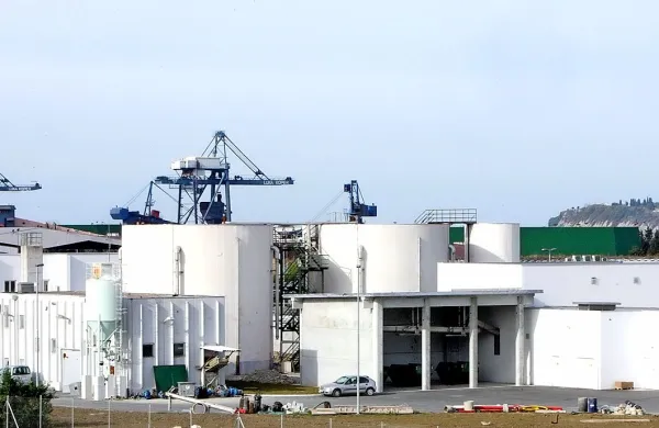 Med Mestno občino Koper in Primorjem v stečaju   na okrožnem sodišču v Novi Gorici ni prišlo do poravnave glede terjatve v višini 1,9 milijona evrov iz naslova pogodbene kazni pri gradnji čistilne naprave na Srminu.