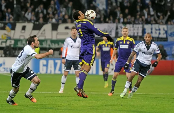 Med štirimi nemškimi predstavniki v osmini finala lige prvakov bo tudi Schalke (v svetlih dresih), ki je v sredo ugnal Mariborčane.