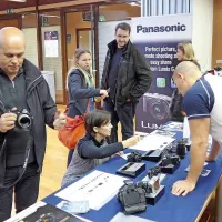 Oprema je nekatere ljubiteljice fotografije  spravila tudi na kolena.