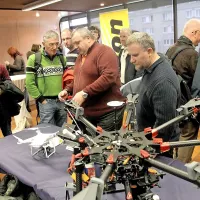 Navdušenci dronov so lahko videli njihov praktični prikaz zunaj dvorane.