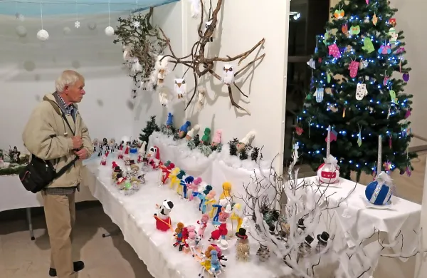 Invalidi in mladi poskrbeli za jelko v snežni  deželi