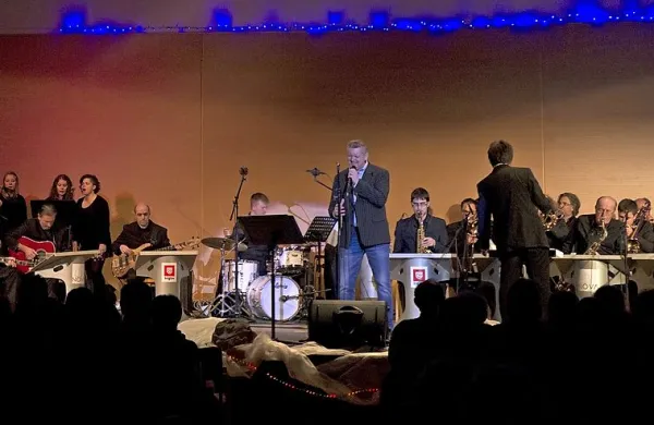 Kralju rokenrola so se družno poklonili Big band NOVA, 3inggirls in Mitja Jerkič.