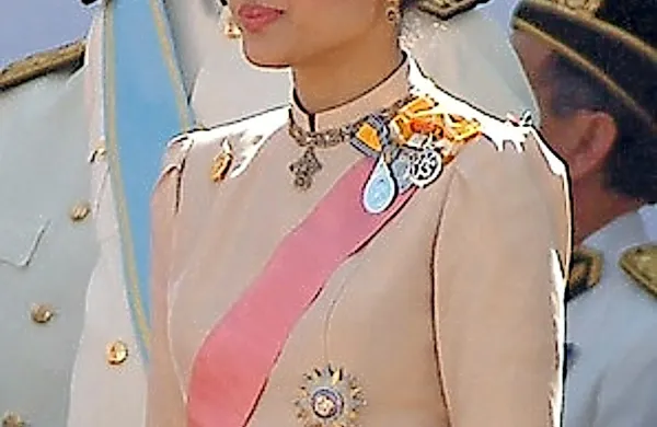 Tajski dvor je danes sporočil, da se je princesa Srirasmi odpovedala svojemu kraljevemu statusu. 